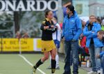 02-05-2010 : HOCKEY : RABO HOOFDKLASSE DAMES 1E SERIE PLAY-OFFS 2009-2010 : DEN BOSCH - KAMPONG : DEN BOSCH
Maartje Paumen verlaat na een gele kaart het veld en weet dat zij de eerste finale wedstrijd van de Play-offs niet mee kan spelen. Rechts Den Bosch coach Raoul Ehren en manager Pauline Jansen. 
Foto : Ben Haeck