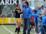 02-05-2010 : HOCKEY : RABO HOOFDKLASSE DAMES 1E SERIE PLAY-OFFS 2009-2010 : DEN BOSCH - KAMPONG : DEN BOSCH
Maartje Paumen verlaat na een gele kaart het veld en weet dat zij de eerste finale wedstrijd van de Play-offs niet mee kan spelen. Rechts Den Bosch coach Raoul Ehren en manager Pauline Jansen. 
Foto : Ben Haeck