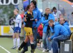 02-05-2010 : HOCKEY : RABO HOOFDKLASSE DAMES 1E SERIE PLAY-OFFS 2009-2010 : DEN BOSCH - KAMPONG : DEN BOSCH
Maartje Paumen verlaat na een gele kaart het veld en weet dat zij de eerste finale wedstrijd van de Play-offs niet mee kan spelen. Rechts Den Bosch coach Raoul Ehren en manager Pauline Jansen. 
Foto : Ben Haeck