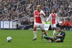 01-11-2009 VOETBAL: EREDIVSIE: AJAX - FEYENOORD: AMSTERDAM
Gabri ontwijkt de tackle van Danny Landzaat

Foto: Henk Seppen