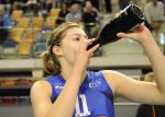 11-10-2009 VOLLEYBAL: SUPERCUP 2009: APELDOORN
Anne Buijs met de champagne

Foto: Sander Chamid