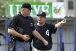 05-09-2010 HONKBAL:PIRATES-NEPTUNUS:AMSTERDAM
Holland Series, L&D Amsterdam - Door Neptunus, 2e wedstrijd, 3-5
Umpire van Heijningen en Neptunus coach Steve Janssen

Foto: Henk Seppen