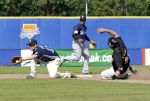 05-09-2010 HONKBAL:PIRATES-NEPTUNUS:AMSTERDAM
Holland Series, L&D Amsterdam - Door Neptunus, 2e wedstrijd, 3-5
Benjamin Dille, met bal in de handschoen, gaat Bas de Jong uittikken bij zijn steelpoging

Foto: Henk Seppen