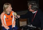 04-09-2010 : HOCKEY : BDO FIH WORLD CUP HOCKEY WOMEN 2010 : PERSMOMENT NEDERLANDS ELFTAL : ROSARIO (ARGENTINIE)
Janneke Schopman geinterviewd door Geerhard de Grooth (NOS).
Foto : Ben Haeck