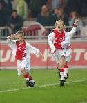 VOETBAL:AJAX-FC TWENTE:AMSTERDAM;1DECEMBER2002- jeugdspelers blij, kinderen
Copyright: Soenar Chamid