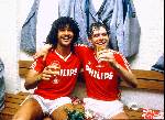 VOETBAL:PSV-AJAX:10MEI1986 - Ruud Gullit en Frank Arnesen heffen het champagneglas na de overwinning
Copyright: Soenar Chamid