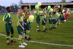 VOETBAL:ADO DEN HAAG-FC TWENTE:1-0:17 april 2004:Line-up voor de wedstrijd met kinderen van de ADO Kids-club.
Foto: Hans Willink