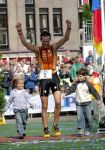 27-08-2005 TRIATHLON:UPC HOLLAND TRIATHLON:ALMERE
Nederlands Kampioen Frank Heldoorn passeert de finish vergezeld van zijn kinderen

Foto: Soenar Chamid