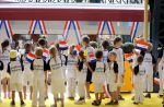13-08-2012 ALGEMEEN: AANKOMST OLYMPISCHE SPORTERS: DEN BOSCH
Kinderen met Nederlandse NS vlaggen wachten de sporters op.

Foto: Sander Chamid