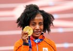 07-08-2021 ATLETIEK: OLYMPISCHE SPELEN: TOKYO JAPAN
Sifan Hassan (NED) is showing her gold medal at 10.000 meter women during Olympic Games on August 7. 2021 at the Olympic Stadium in Tokyo, Japan
Photo by SCS/Soenar Chamid