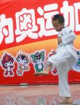 18-12-2007 ALGEMEEN:MASCOTTE OLYMPISCHE SPELEN:BEIJING (NETHERLANDS ONLY)
Kinderen nemen deel aan een vechtsport in Xiamen, voor een beschilderde muur met Fuwa, de mascotte  van Beijing 2008 Olympic Games.

Foto: CSPA