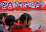 18-12-2007 ALGEMEEN:MASCOTTE OLYMPISCHE SPELEN:BEIJING (NETHERLANDS ONLY)
Kinderen nemen deel aan een vechtsport in Xiamen, voor een beschilderde muur met Fuwa, de mascotte  van Beijing 2008 Olympic Games.

Foto: CSPA