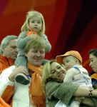 12-02-2006 SCHAATSEN:OLYMPISCHE WINTERSPELEN:TORINO
Prins Willem Alexander, Maxima en de kinderen aanwezig op de tribune

Foto: Soenar Chamid