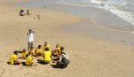 20-01-2013 SURFEN: PORT ELIZABETH
Op het strand van Port Elizabeth krijgen kinderen surfles. 
les, lessen, leren, surf, golf, 
Foto:Richard Wareham