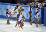 14-02-2014 KUNSTRIJDEN: XXII OLYMPIC WINTER GAMES SOCHI: SOTSJI
kinderen pakken bloemen van het ijs

Foto: Soenar Chamid