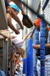 12-07-2014 HONKBAL:NEDERLAND-USA:HAARLEM
Haarlemse Honkbal Week 2014, Nederland - Verenigde Staten
Kinderen jagen op handtekeningen

Foto: Henk Seppen