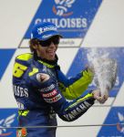 25-06-2005 MOTORSPORT:DUTCH TT:ASSEN
Valentino Rossi (ITA) pakte zijn zesde overwinning uit 7 verreden GP’s dit seizoen en behaalde als Yamaha rijder een nieuw record met een vijfde achtereenvolgende overwinning, champagne

Foto: Soenar Chamid