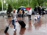 04-06-2012 VOETBAL: VERTREK NEDERLANDS ELFTAL:AMSTERDAM
 Arjan Robben met zijn  kinderen.

Foto: SCS/Michel Utrecht