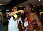VOETBAL:AJAX-NAC 2-0:AMSTERDAM:9MEI2004 Steven Pienaar voert champagne aan Anthony Obodai
Foto: Soenar Chamid