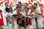 VOETBAL:AJAX-NAC 2-0:AMSTERDAM:9MEI2004 blijdschap bij Ajax. Vlnr. Obodai, Rafel van de Vaart, wesley Sneijder , Wesley Sonck en Johnny Heiinga, champagne
Foto: Soenar Chamid