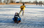 07-01-2009 SCHAATSEN ALGEMEEN: WEESP
Nederlanders gaan en masse de ijs op. Een man trekt kinderen op een slee. 

Foto: Richard Wareham