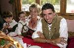 VOETBAL:MUNCHEN:5OKTOBER2003- Roy Makaay en zijn vrouw Joyce en de kinderen aan tafel in restaurant Kafers Wiesenschenke tijdens de Oktoberfeesten in Munchen
Copyright: Soenar Chamid